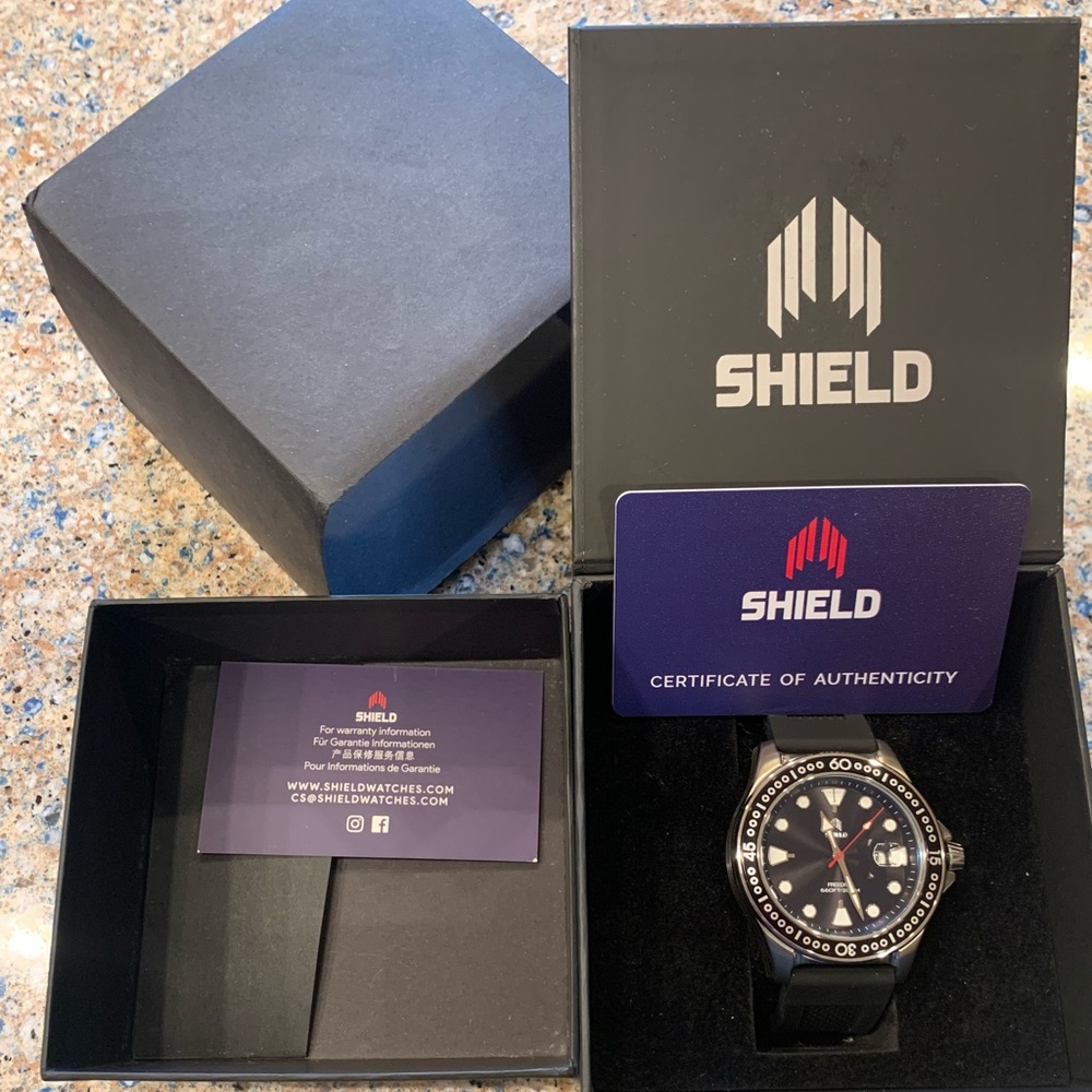 Men’s Shield watch - Picture 3 of 8